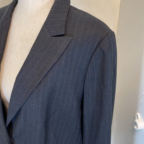 Epic New York 2 Button Charcoal Pinstriped Blazer Size 12 - Picture 5 of 8